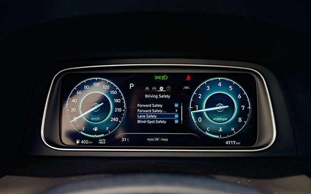 Riêng Hyundai Creta Cao cấp được trang bị màn hình Full LCD 10.25 inch hiện đại hơn.