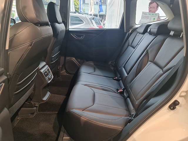 Ra đến hàng ghế sau, Subaru Forester 2023 cung cấp cho người dùng vị trí ngồi thoải mái với khoảng để chân và khoảng sáng trần xe ấn tượng.