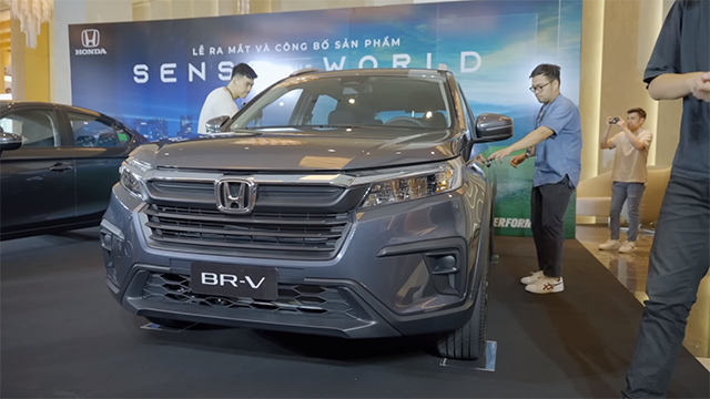 Ở phần đầu, điểm khác biệt duy nhất là trên Honda BR-V G không có đèn sương mù, các chi tiết còn lại giống hệt nhau.