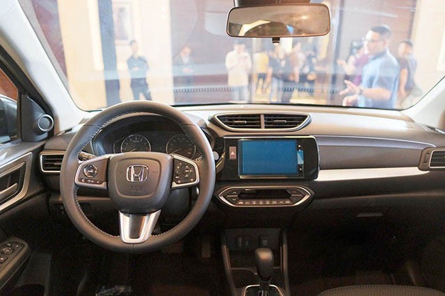 Đối với người lái, vô-lăng trên Honda BR-V sẽ được bọc da cả 2 phiên bản và tích hợp nhiều phím bấm chức năng từ cơ bản đến cao cấp trong gói Honda Sensing.