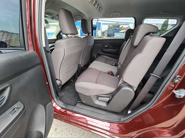 Ghế da là điểm khác biệt nhất của 2 bản Suzuki Ertiga Hybrid 2023 cao cấp so với bản số sàn tại Việt Nam.