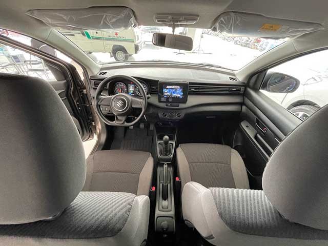 Suzuki Ertiga Hybrid MT 2023 chỉ có ghế nỉ, màn hình bé hơn và ông có phần giả gỗ ở táp-lô trung tâm.