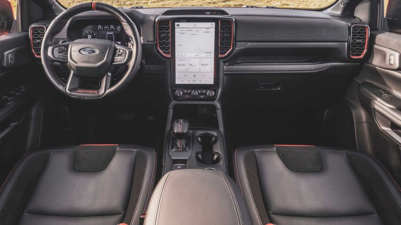 Nâng cấp dễ thấy nhất bên trong Ford Ranger Raptor 2023 là cụm màn hình kỹ thuật số phía sau vô lăng đạt kích thước lên đến 12,4 inch hiển thị đầy đủ cấu hình xe.