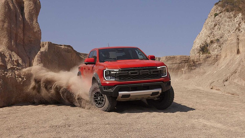 Ford Ranger Raptor 2023 sử dụng động cơ V6 EcoBoost tăng áp kép dung tích 3.0L giúp xe có mức công suất lớn hơn, đạt 397 mã lực và 583 Nm mô men xoắn.