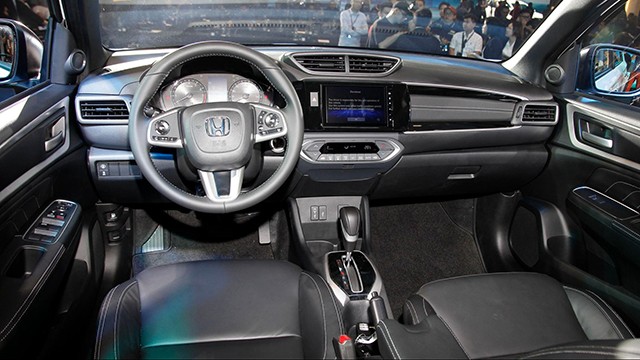 Nội thất Honda BR-V 2023 khá đơn giản với kiểu thiết kế đa tầng, nhưng màn hình 7 inch của xe vẫn nằm trong taplo không thực sự hợp thời.