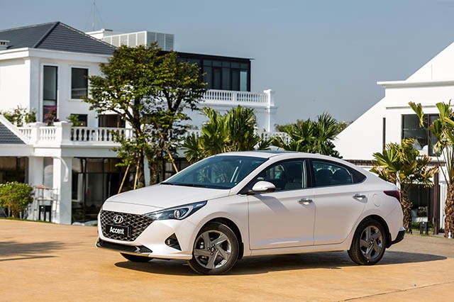 Hyundai Accent đang nắm nhiều lợi thế hơn khi là chiếc xe có thiết kế bắt hơn hơn từ trong ra ngoài và đặc biệt giá rẻ hơn.