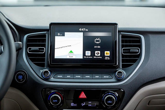 Hyundai Accent được trang bị màn hình giải trí 8 inch dạng nổi mới kết hợp với khả năng kết nối Apple CarPlay/Android Auto.