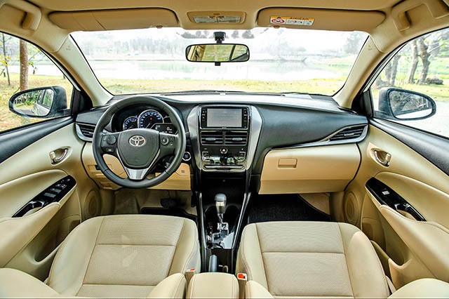 Toyota Vios vẫn giữ vẻ cổ điện với màn hình giải trí lọt thỏm trong táp-lô trung tâm với kích thước 7 inch.