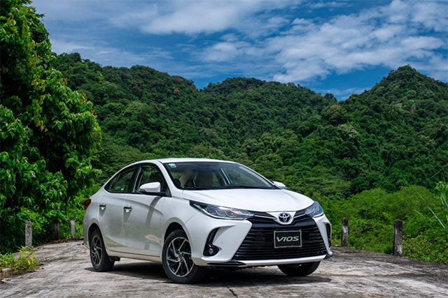 Toyota Vios hướng đến người dùng “ăn chắc, mặc bền” với ngoại hình trung tính, nội thất không quá nổi bật, mức giá cao hơn đến gần 50 triệu đồng cho bản cao cấp so với đối thủ.