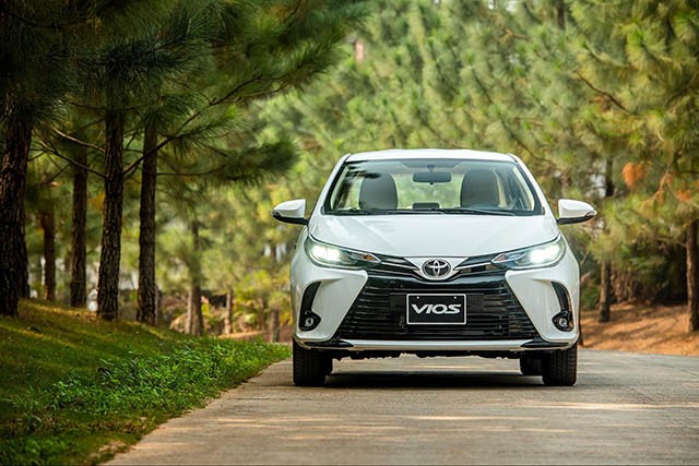 Toyota Vios đã được trang bị công nghệ đèn pha LED với khả năng bật/tắt tự động kết hợp dải đèn định vị LED đặt phía trên.