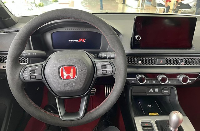 Honda Civic Type R 2023 với khoang lái nhiều điểm nhấn như vô-lăng với logo nổi bật.