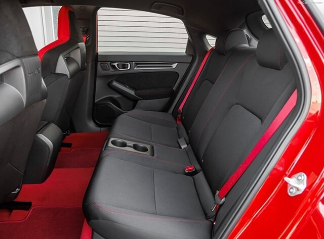 Không gian hàng ghế sau của Honda Civic Type R 2023 mang đến sự thoải mái cho người dùng nhưng sẽ chỉ dành cho 2 hành khách.