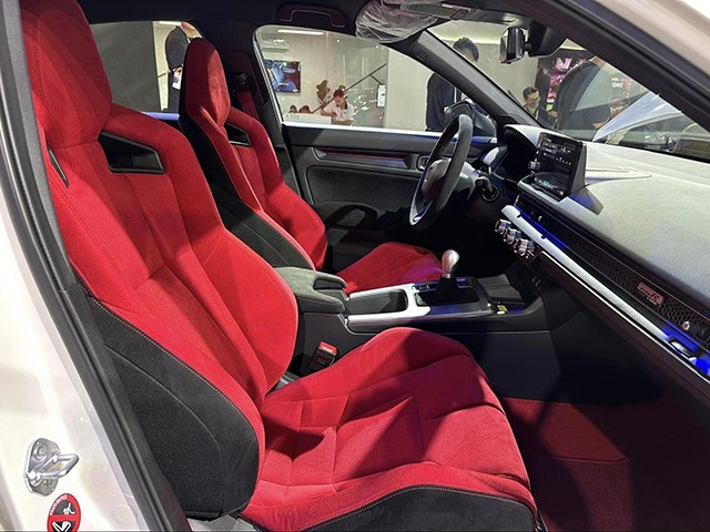Honda Civic Type R 2023 dùng ghế da lộn với thiết kế như xe đua, nhưng ghế lái chỉ có thể chỉnh cơ.