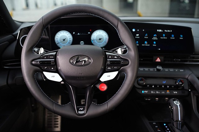 Vô-lăng Hyundai Elantra N 2023 mang đến cảm hứng cho người lái với nhiều điểm khác biệt bởi nút bấm so với bản thường.