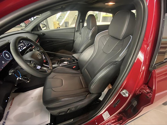 Hyundai Elantra N 2023 dùng ghế da nhưng thiết kế không quá khác biệt so với các phiên bản thường.