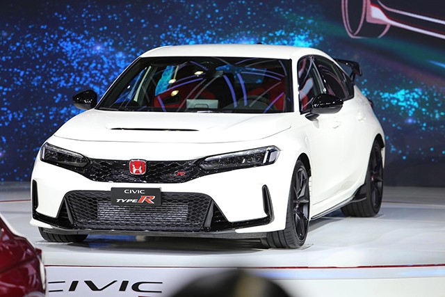 Honda Civic Type R 2023 với phần đầu được cải tiến khác biệt với lưới tản nhiệt, logo, cản trước thể thao.