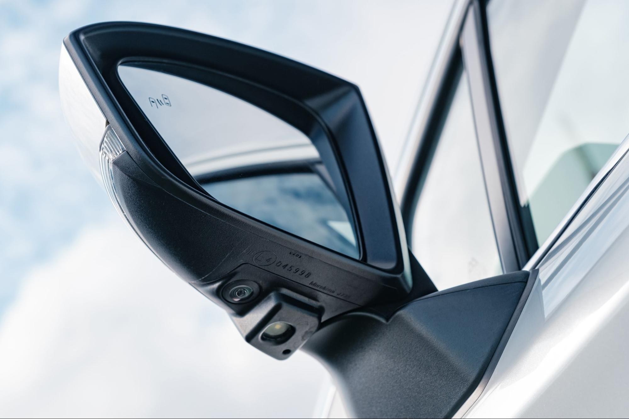 Toyota Veloz Cross CVT Top nổi bật hơn với những trang bị an toàn cao cấp hỗ trợ người lái.