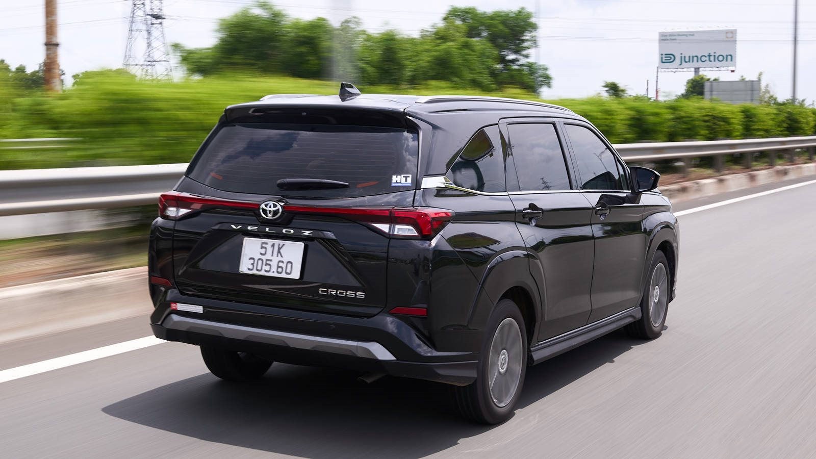 Toyota Veloz Cross CVT có mức tiêu thụ nhiên liệu tốt hơn hướng đến khách hàng kinh doanh dịch vụ.