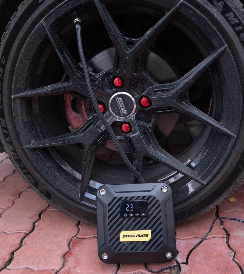 Kinh nghiệm mua bơm lốp ô tô. Nên mua bơm lốp có dây hay không dây.