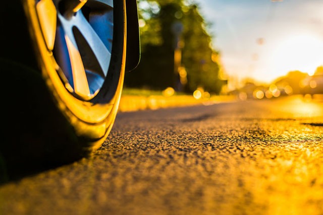 Lốp xe cũng là một trong những bộ phận dễ bị tổn thương khi nhiệt độ mùa hè tăng cao bởi liên tục tiếp xúc với mặt đường nóng, cao su dễ nóng chảy gây mất an toàn.