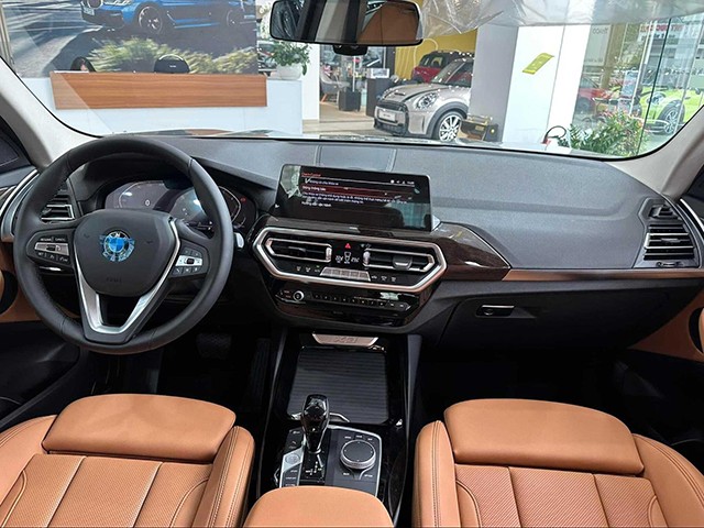 BMW X3 sDrive20i 2023 đang ở thế hệ cũ nên khoang lái vẫn không  thay đổi so với trước đây. Chiếc SUV này dùng vô-lăng 3 chấu bọc da, mạ bạc quen thuộc với các phím bấm chức năng thiết kế cũ.