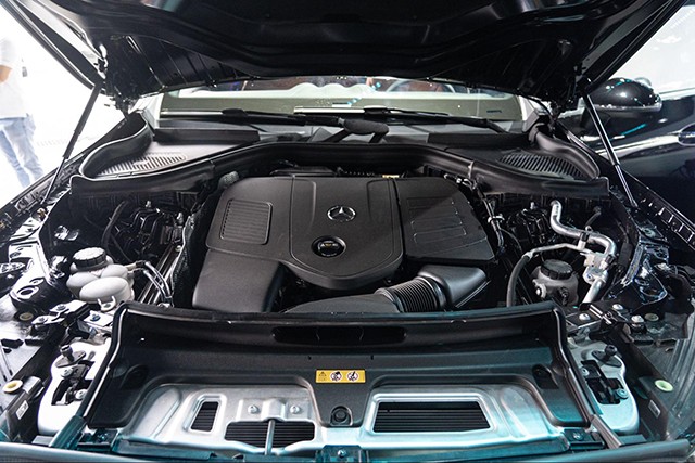 Dưới nắp ca-pô, Mercedes-Benz GLC 200 4Matic 2023 là loại I4, dung tích 2.0 lít tăng áp đã được bổ sung thêm công nghệ 48V mild-hybrid và máy phát khởi động tích hợp.