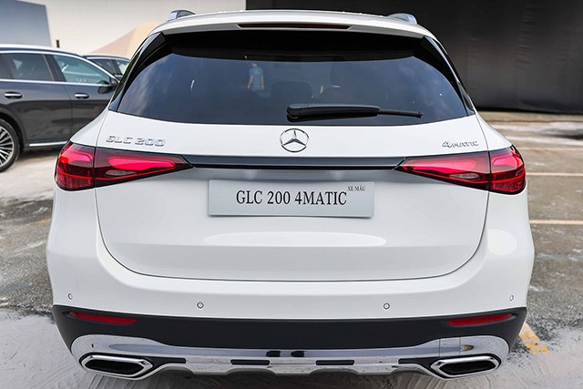Mercedes-Benz GLC 200 4Matic thế hệ mới đã có nhiều cải tiến ở phần đuôi xe so với trước đây.