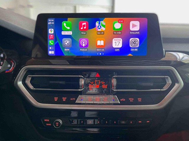 BMW X3 sDrive20i 2023 cung cấp cho người dùng màn hình giải trí 10,25 inch có kết nối điện thoại qua Apple CarPlay, Android Auto.