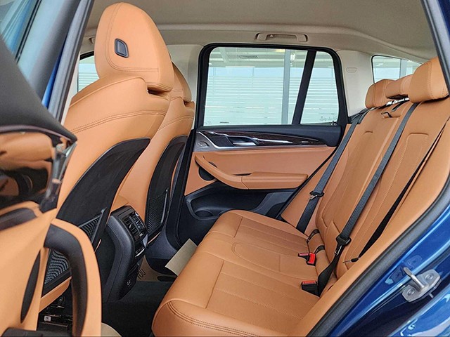 Ra hàng ghế sau BMW X3 sDrive20i 2023 có không gian tương đối rộng rãi, nhưng việc chiều dài cơ sở ngắn hơn GLC 200 nên sự thoải mái là kém hơn.