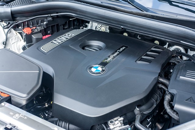 BMW X3 sDrive20i 2023 dùng loại xăng I4 TwinPower Turbo cho công suất 184 mã lực và 300 Nm mô men xoắn kết hợp hộp số tự động 8 cấp Steptronic với hệ dẫn động cầu sau.