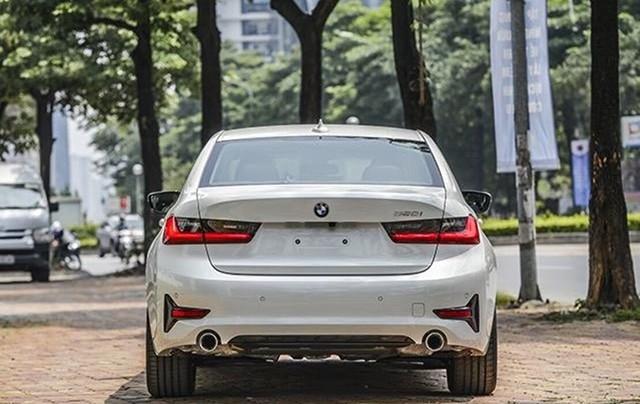 BMW 320i Sport Line nhìn cơ bắp hơn rõ ràng khi tiếp cận từ phía đuôi xe.