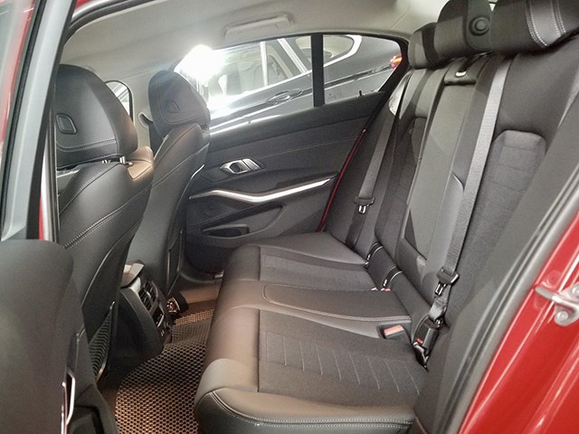 Do chiều dài cơ sở chỉ 2.851mm nên không gian để chân của hành khách ở hàng ghế sau BMW 320i Sport Line ở mức đủ dùng.