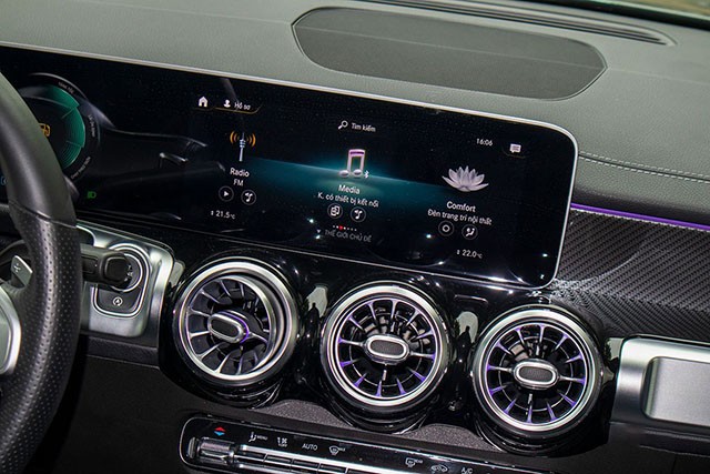 Mercedes-Benz GLB 200 2023 cung cấp cho người dùng màn hình giải trí 10,25 inch có thể kết nối Apple CarPlay/Android Auto.