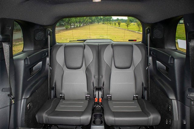 Hàng ghế cuối của Mercedes-Benz GLB 200 đang bán ở Việt Nam sẽ chỉ dành cho trẻ em với không gian tương đối khiêm tốn và có thể gập 50:50.