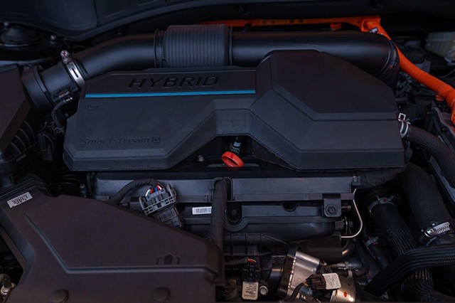 Động cơ Hybrid trên Kia Sorento 2023 giúp tiết kiệm nhiên liệu và hướng đến khả năng vận hành êm ái hơn.