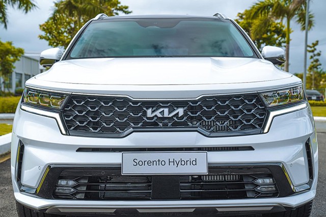 Diện mạo Kia Sorento Hybrid 2023 tương đồng với các bản động cơ đốt trong với lưới tản nhiệt hình mũi hổ, đèn pha LED.