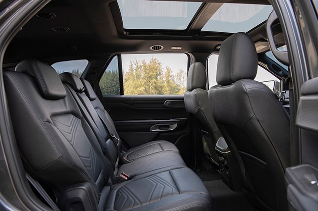 Ford Everest 2023 là SUV thực thụ nên về không gian các hàng ghế, người dùng khó có thể phàn nàn được.