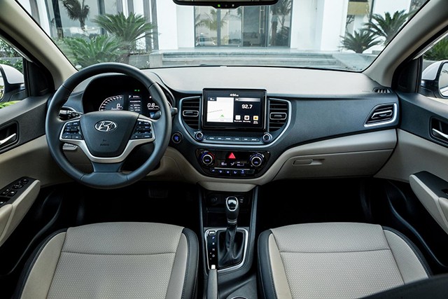 Nội thất Hyundai Accent có thiết kế hài hòa với màn hình giải trí dạng nổi 8 inch, điều hòa tự động. 