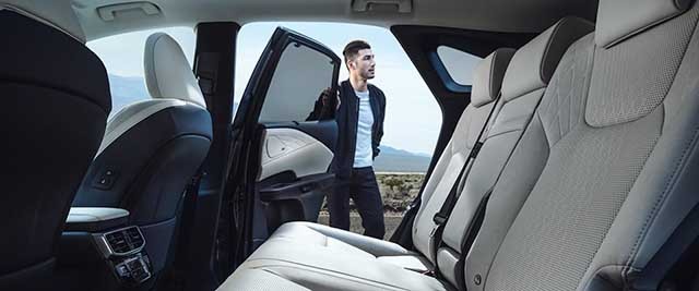 Lexus RX 350 Luxury có hàng ghế trước có dải tiện nghi phong phú với chỉnh điện 10 hướng, nhớ vị trí, sưởi và làm mát ghế.