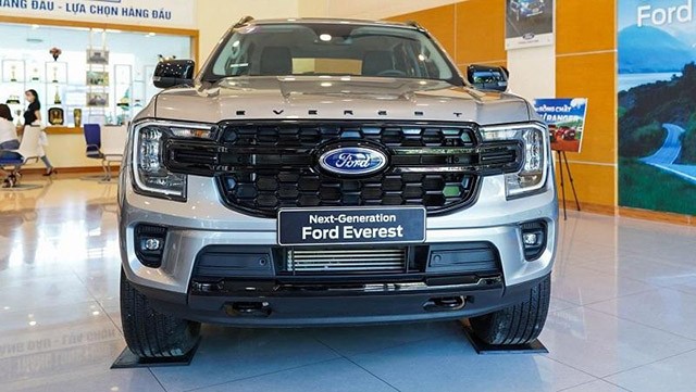 Ford Everest Sport 2023 dễ dàng được nhận diện với lưới tản nhiệt sơn đen thay vì phủ crom như các bản còn lại.