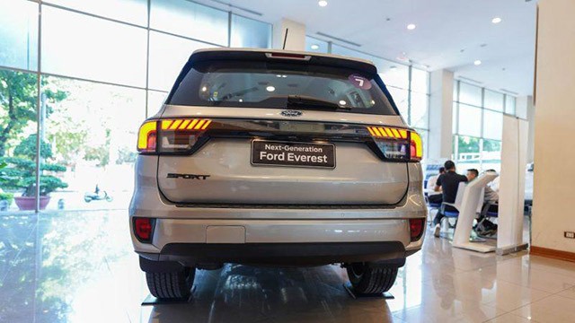 Hãng xe Mỹ giúp người dùng phân biệt phiên bản Ford Everest 2023 với tên ở ngay dưới đèn hậu bên trái.