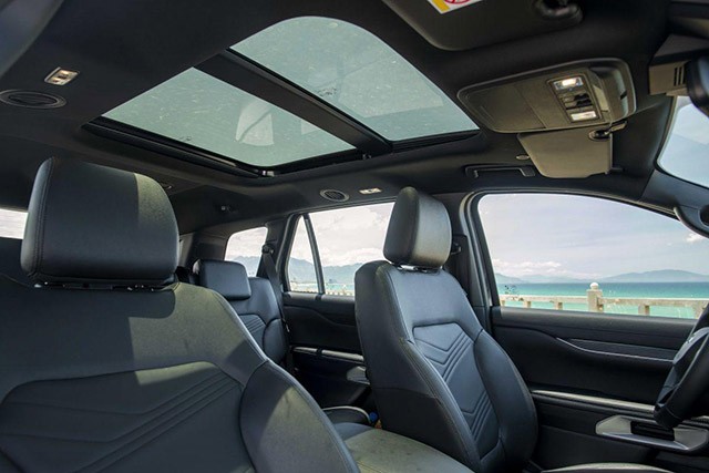 Ford Everest Titanium và Plus có thêm cửa sổ trời toàn cảnh giúp người dùng trải nghiệm tiện nghi hiện đại.