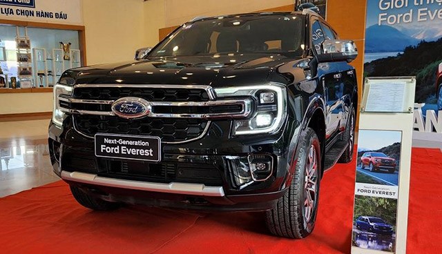 Ford Everest Titanium Plus 2023 sở hữu cụm đèn pha LED Matrix với 2 bóng Projector.