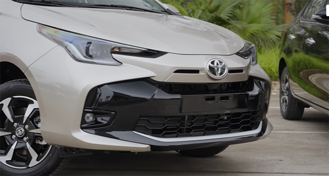 Đầu xe Toyota Vios E MT và E CVT có logo thường, cả 3 phiên bản đều có đèn Bi LED hiện đại mới được nâng cấp.