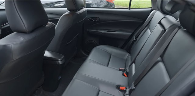 Toyota Vios 2023 Tiêu chuẩn dùng da PU, bản E CVT dùng chất liệu da thường và không gian cả 3 bản giống nha.