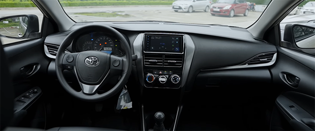 Toyota Vios 2023 E MT và E CVT vẫn dùng thiết kế nội thất cũ khá đơn điệu so với bản G CVT.