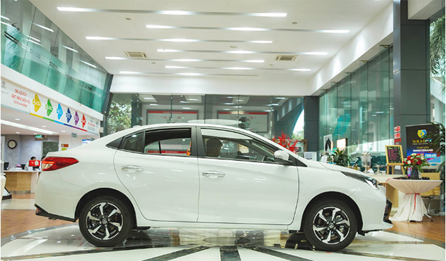 Nhìn bên thân, Toyota Vios 2023 trang bị mâm xe hợp kim 5 chấu với kích thước 15 inch cho cả 3 phiên bản.