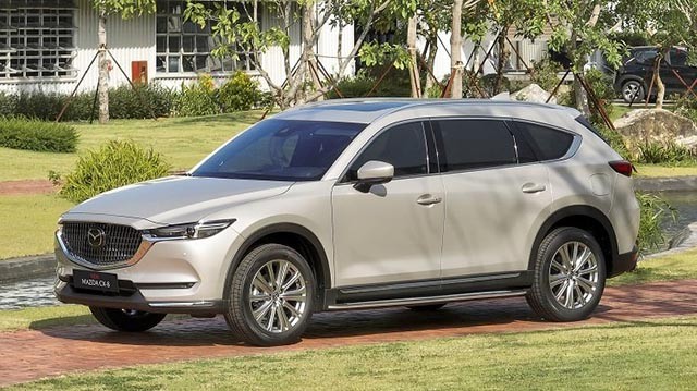 Mazda CX-8 2023 có phần thân xe thiết kế sang trọng, trụ B-C của chiếc SUV này sơn đen thể thao.