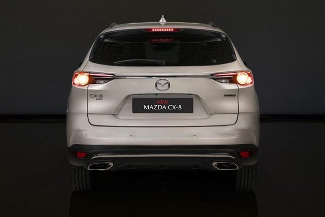 Mazda CX-8 2023 sở hữu bóng đèn LED hiện đại nhưng có hình tròn nổi bật bên trong đi cùng thanh crom vắt ngang.