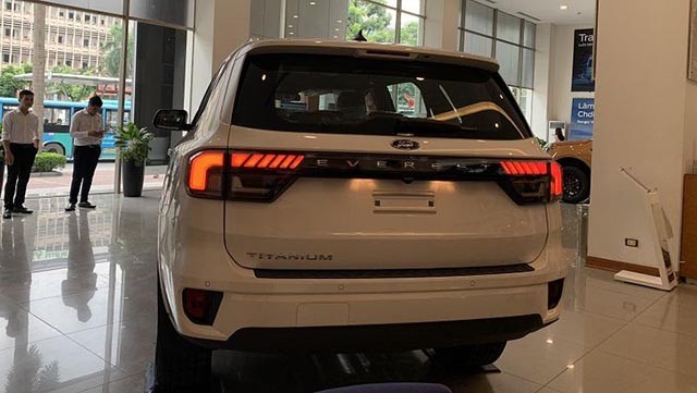 Ford Everest Titanium 2023 có đuôi xe đi theo phong cách thiết kế vuông vức thay vì bầu bĩnh như thế hệ cũ.